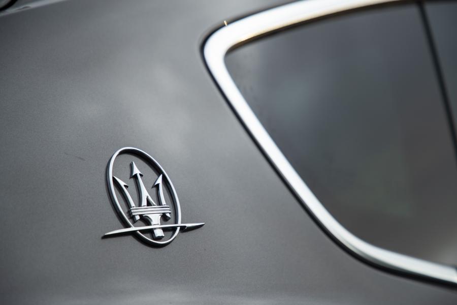 Логотип Maserati Levante GranLusso 2018 года  (UK) (фото 13 из 14)